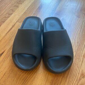 Onyx Yeezy Slide (US M 9)